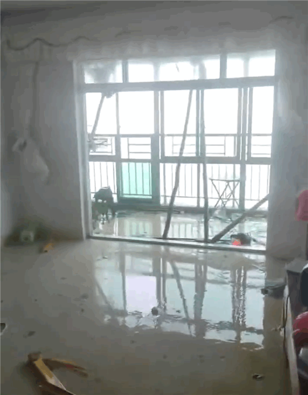 海南文昌！网友实拍汽车被原地吹翻尊龙凯时app平台台风摩羯登陆(图2)